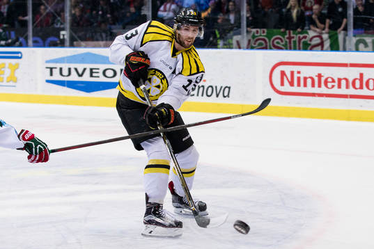 Brynäs Ryan Gunderson rensar en puck ur egen zon in i