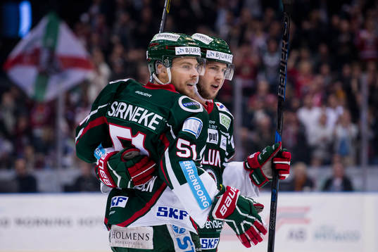 Frölundas Mats Rosseli Olsen jublar ihop med Matt Donovan