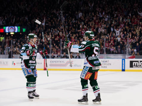 Frölundas Mats Rosseli Olsen jublar ihop med Matt Donovan