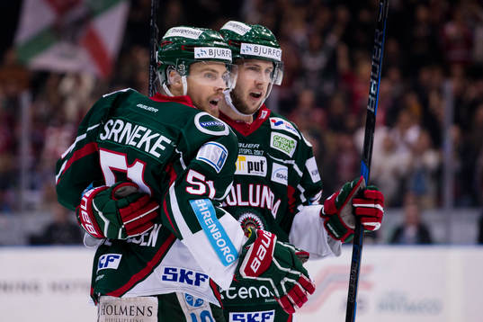Frölundas Mats Rosseli Olsen jublar ihop med Matt Donovan
