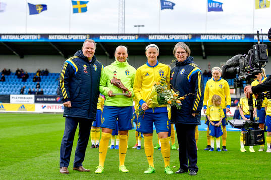 Sveriges Stina Blackstenius och Nilla Fischer får pris av