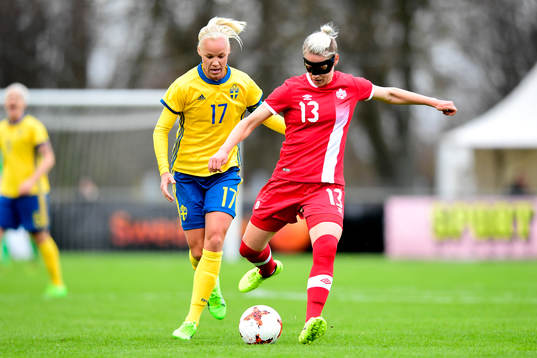 Sveriges Caroline Seger och Kanadas Sophie Schmidt