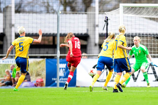 Kanadas Janine Beckie gör 0-1 bakom Sveriges målvakt