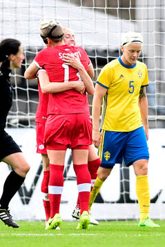 Sveriges Nilla Fischer deppar och Kanadas Janine Beckie