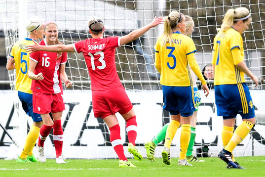 Kanadas Janine Beckie jublar med Sophie Schmidt