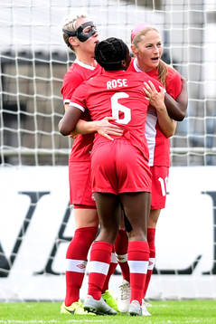 Kanadas Janine Beckie, Sophie Schmidt och Deanne Rose jublar