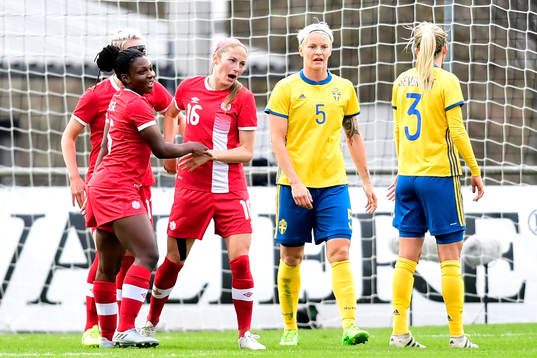 Kanadas Janine Beckie jublar med Deanne Rose