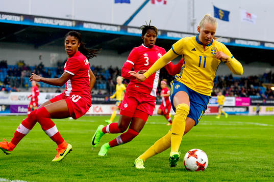 Sveriges Stina Blackstenius och Kanadas Kadeisha Buchanan