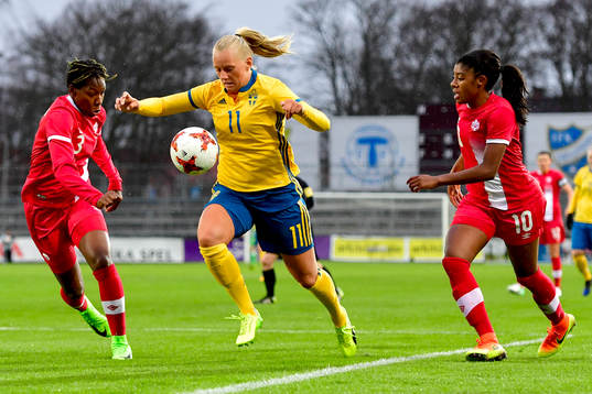 Sveriges Stina Blackstenius och Kanadas Kadeisha Buchanan