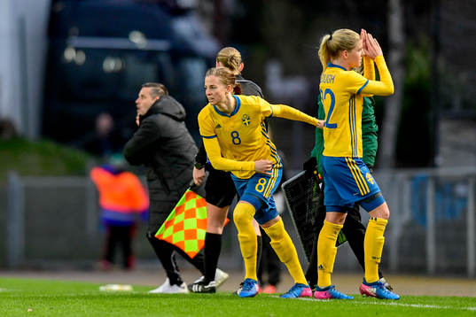 Sveriges Lotta Schelin byts in och ut går Olivia Schough