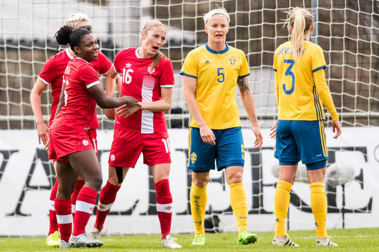 Kanadas Janine Beckie jublar med Deanne Rose