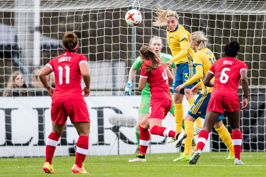Sveriges Linda Sembrant nickar undan bollen