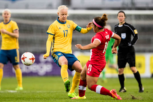 Sveriges Caroline Seger och Kanadas Desiree Scott