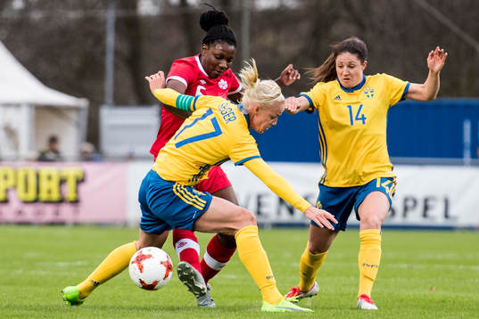 Sveriges Caroline Seger och Josefin Johansson mot Kanadas