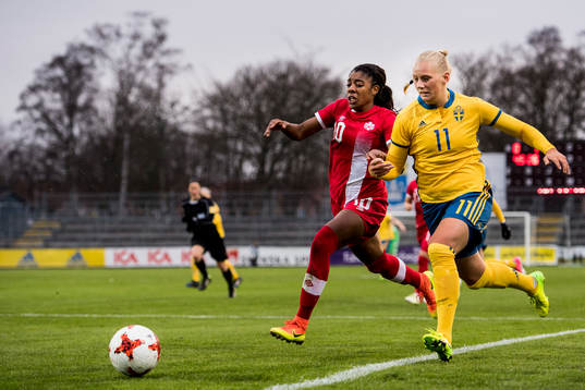 Sveriges Stina Blackstenius och Kanadas Ashley Lawrence
