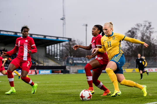 Sveriges Stina Blackstenius och Kanadas Ashley Lawrence