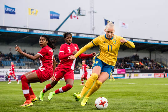Sveriges Stina Blackstenius och Kanadas Ashley Lawrence och