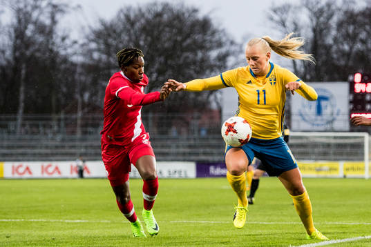 Sveriges Stina Blackstenius och Kanadas Kadeisha Buchanan