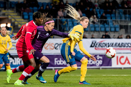Sveriges Olivia Schough mot Kanadas målvakt Stephanie