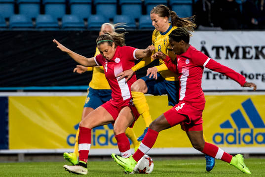 Sveriges Lotta Schelin mot Kanadas Shelina Zadorsky och