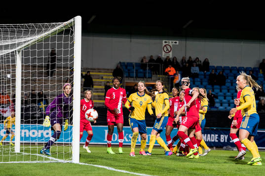 Sveriges Kosovare Asllani och Lotta Schelin ser en hörna