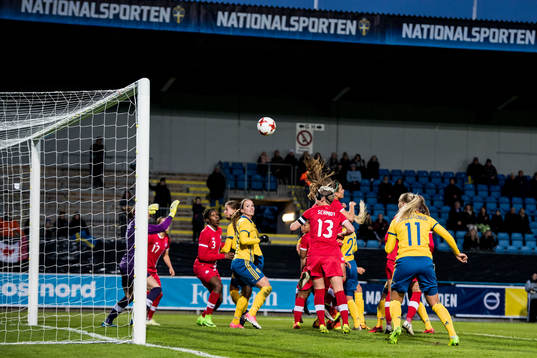 Sveriges spelare oroar med en hörna