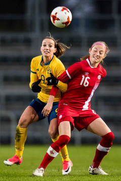 Sveriges Kosovare Asllani och Kanadas Janine Beckie