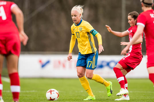 Sveriges Caroline Seger och Kanadas Jessie Fleming