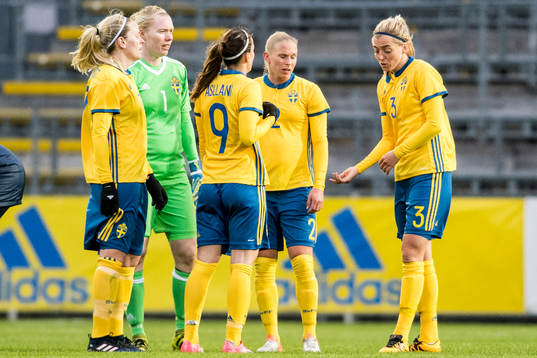 Sveriges Lisa Dahlkvist, målvakt Hedvig Lindahl, Kosovare