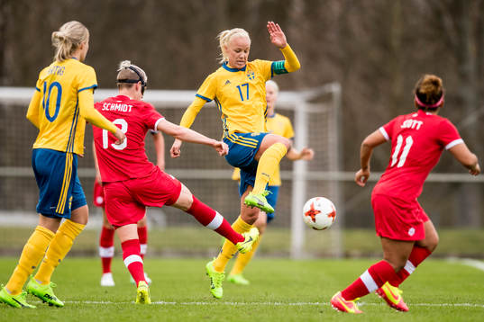 Sveriges Caroline Seger och Kanadas Sophie Schmidt