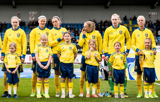 Knattar framför Sveriges spelare vid lineup
