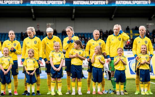Knattar framför Sveriges spelare vid lineup