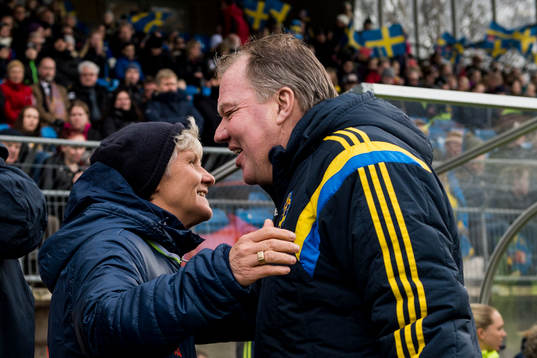 Sveriges förbundskapten Pia Sundhage kramar om Svenska