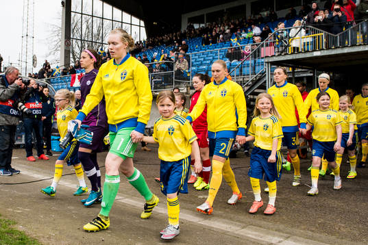 Sveriges målvakt Hedvig Lindahl gör entre
