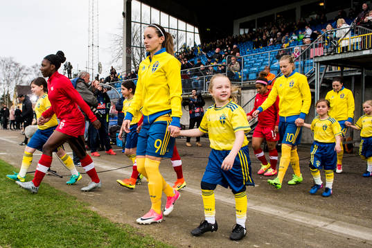 Sveriges Kosovare Asllani gör entre