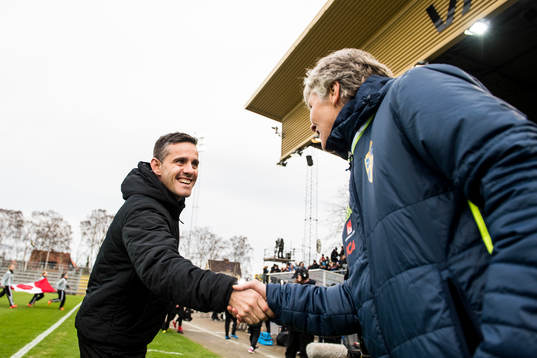 Kanadas förbundskapten John Herdman hälsar på