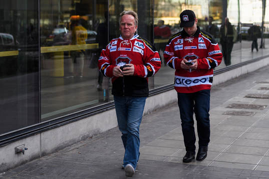Malmö Redhawks supporters på väg till matchen