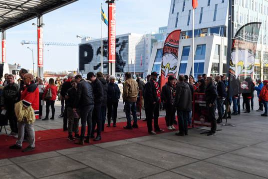 Publiken väntar utanför Malmö Arena