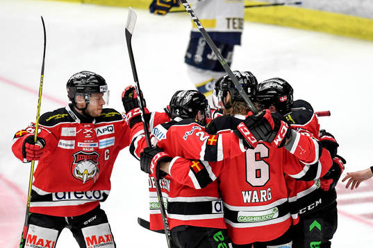 Frederik Storm jublar med lagkamrater