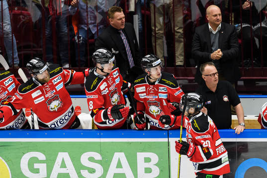 Malmö Redhawks Erik Forssell jublar med båset
