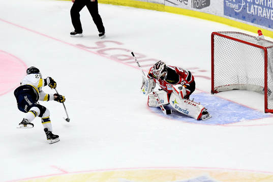 Malmö Redhawks målvakt Oscar Alsenfelt räddar en straff