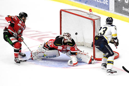 s Lias Andersson gör 2-1 bakom Malmö Redhawks målvakt