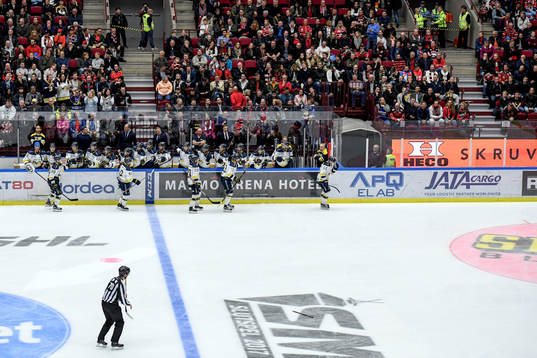 s Andreas Borgman jublar med lagkamrater