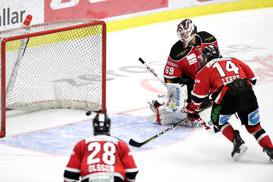 s Adam Almquist (ej i bild) gör 2-4 bakom Malmö Redhawks