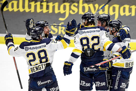 s Adam Almquist jublar med lagkamrater