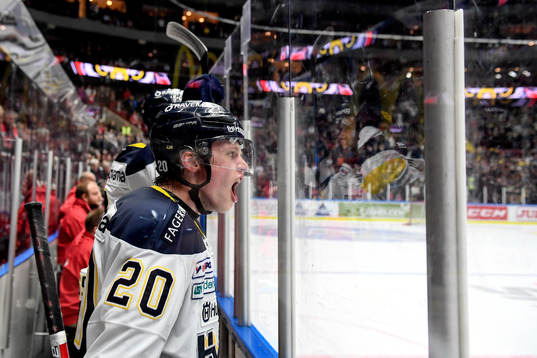 s Lawrence Pilut jublar i utvisningsbåset