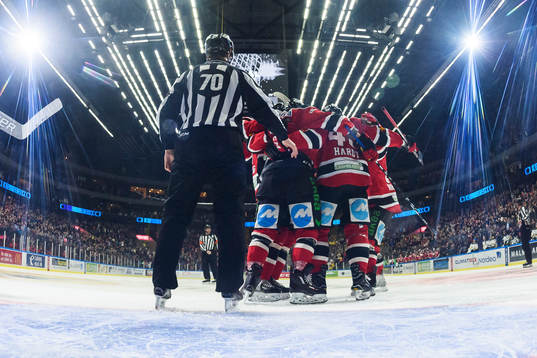 Malmö Redhawks spelare jublar