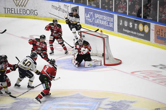 Malmö Redhawks målvakt Oscar Alsenfelt med en räddning