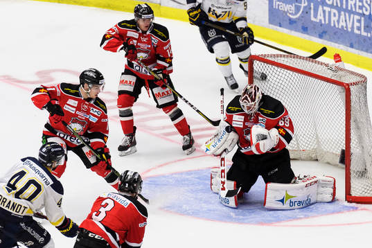 Malmö Redhawks målvakt Oscar Alsenfelt med en räddning