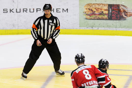 Domare Linus Öhlundunder semifinal 4 i SM-slutspelet i